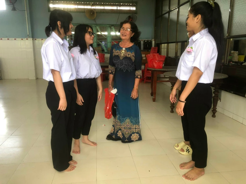 Cô Lê Thị Vân và các em học sinh trong ngày khai giảng năm học mới. Ảnh: HUỲNH DU Cô Lê Thị Vân và các em học sinh trong ngày khai giảng năm học mới. Ảnh: HUỲNH DU