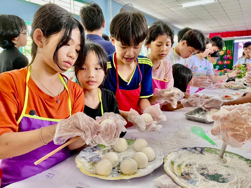 Các em ở mái ấm Kim Chi học làm bánh trung thu. Ảnh: HUỲNH DU