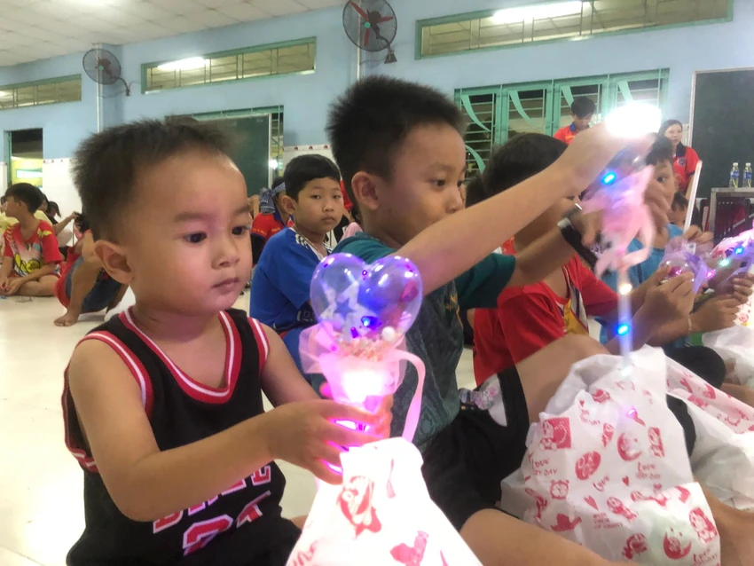 Các bé rất vui mừng khi được nhận quà trong ngày tết Trung Thu. Ảnh: HUỲNH DU