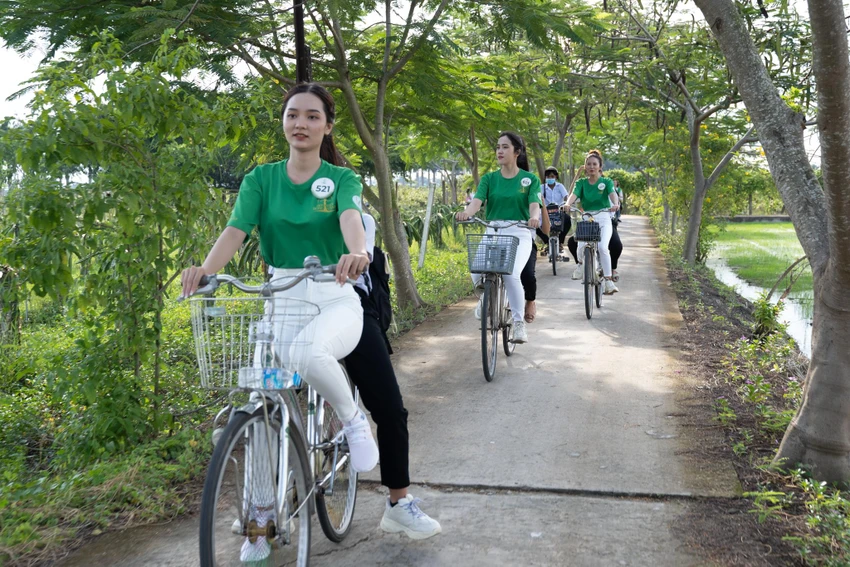 Các thí sinh tham quan Con đường hạnh phúc ở huyện Tân Trụ. Ảnh: CTV Các thí sinh tham quan Con đường hạnh phúc ở huyện Tân Trụ. Ảnh: CTV