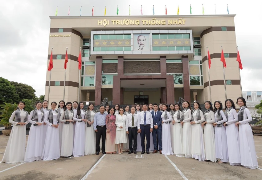Ban tổ chức và 25 thí sinh tại buổi công bố các thí sinh vào vòng thi chung kết. Ảnh: CTV Ban tổ chức và 25 thí sinh tại buổi công bố các thí sinh vào vòng thi chung kết. Ảnh: CTV