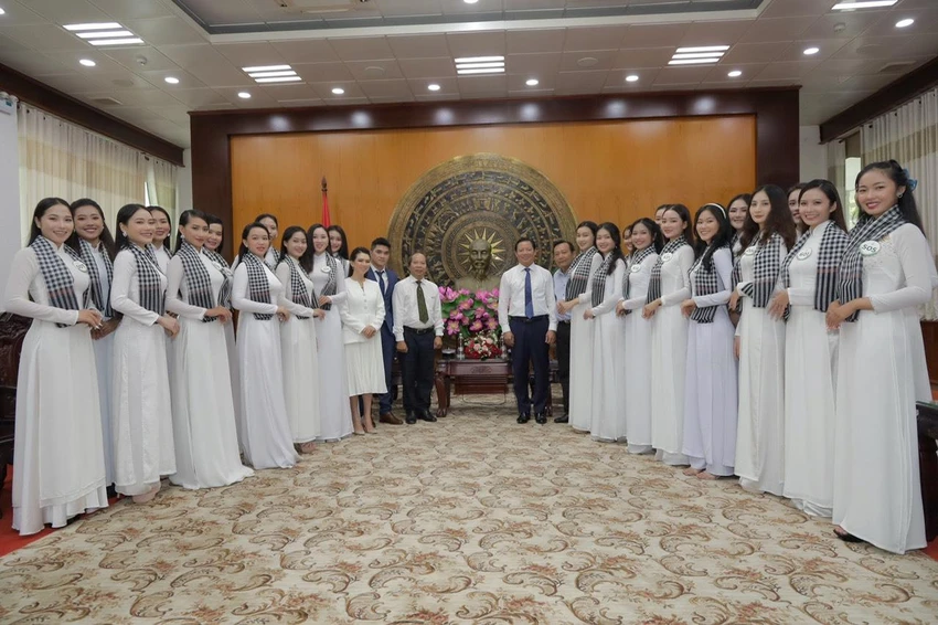 BTC cuộc thi Hoa Khôi Sông Vàm công bố 25 thí sinh bước vào vòng Chung kết. Ảnh: HD BTC cuộc thi Hoa Khôi Sông Vàm công bố 25 thí sinh bước vào vòng Chung kết. Ảnh: HD