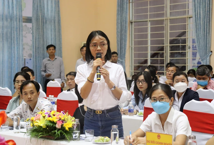 Đại diện doanh nghiệp phản ánh những khó khăn, vướng mắc tại buổi đối thoại. Ảnh: TP Đại diện doanh nghiệp phản ánh những khó khăn, vướng mắc tại buổi đối thoại. Ảnh: TP