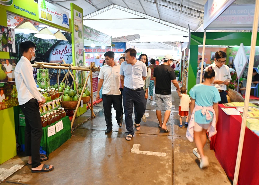 Long An có trên 40 sản phẩm OCCOP đạt chuẩn tham gia tại hội chợ. Ảnh: HD Long An có trên 40 sản phẩm OCCOP đạt chuẩn tham gia tại hội chợ. Ảnh: HD