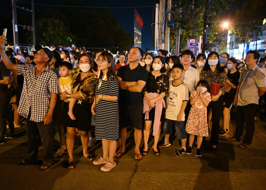 Người dân và du khách không rời mắt xem bắn pháo hoa. Ảnh: HD Người dân và du khách không rời mắt xem bắn pháo hoa. Ảnh: HD