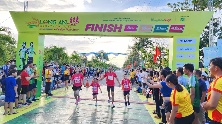 Một gia đình cùng nhau về đích tại giải Long An Marathon 2022. Ảnh: CTV Một gia đình cùng nhau về đích tại giải Long An Marathon 2022. Ảnh: CTV