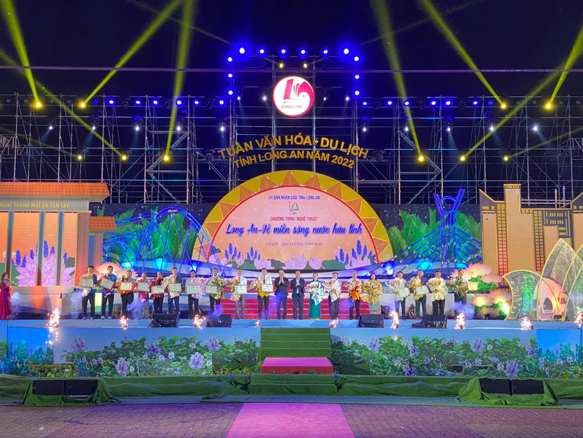 UBND tỉnh khen thưởng cho các nhà tài trợ và cá nhân đồng hành thực hiện Tuần Văn hóa - Du lịch năm 2022. Ảnh: HD UBND tỉnh khen thưởng cho các nhà tài trợ và cá nhân đồng hành thực hiện Tuần Văn hóa - Du lịch năm 2022. Ảnh: HD
