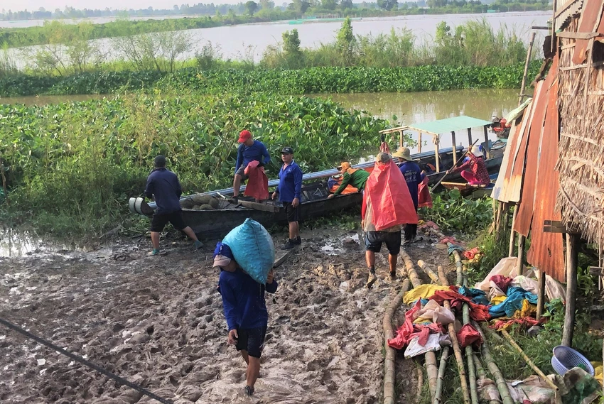Hằng ngày người dân đem lại bãi thu mua ốc để bán cho thương lái. Ảnh: HUỲNH DU
