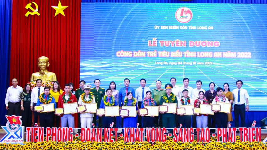10 gương mặt tiêu biểu được tuyên dương tại buổi lễ. Ảnh: Tiến Bin 10 gương mặt tiêu biểu được tuyên dương tại buổi lễ. Ảnh: Tiến Bin