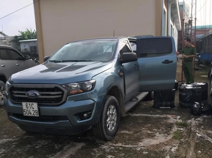 Chiếc ô tô chở thuốc lá lậu đang bị tạm giữ để xác minh, phục vụ điều tra. Ảnh: CTV Chiếc ô tô chở thuốc lá lậu đang bị tạm giữ để xác minh, phục vụ điều tra. Ảnh: CTV