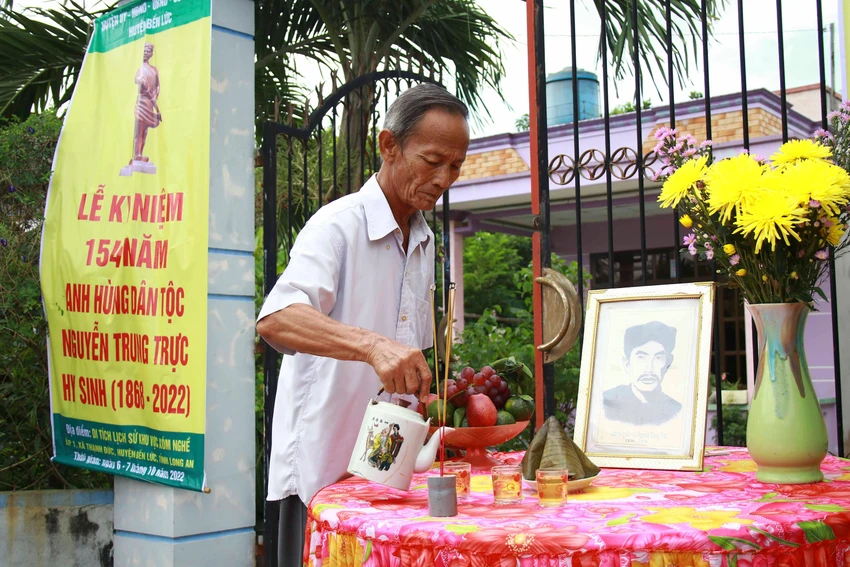 Ông Nguyễn Phước Lộc hậu duệ đời thứ 4 của cụ Nguyễn Trung Trực. Ảnh: TIẾN BIN Ông Nguyễn Phước Lộc hậu duệ đời thứ 4 của cụ Nguyễn Trung Trực. Ảnh: TIẾN BIN