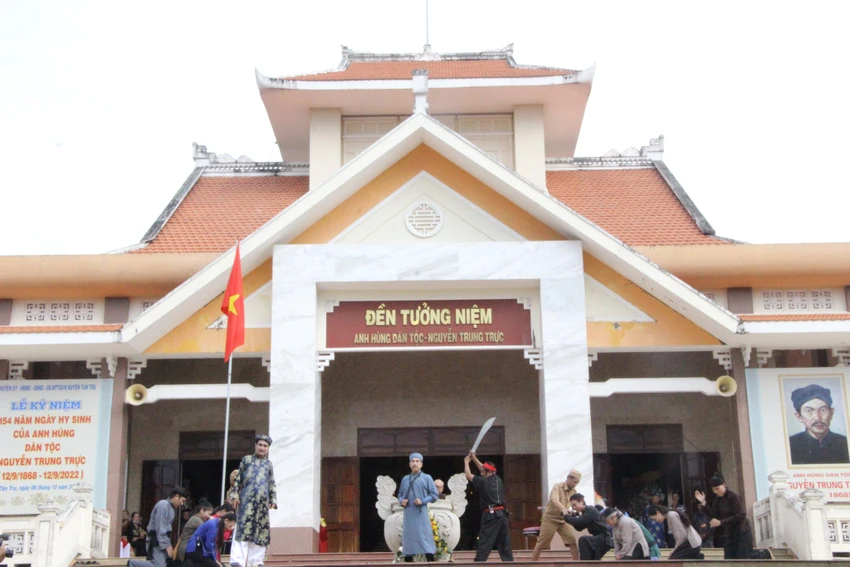 Hoạt động văn nghệ tại Khu di tích lịch sử Vàm Nhựt Tảo. Ảnh: HUỲNH DU Hoạt động văn nghệ tại Khu di tích lịch sử Vàm Nhựt Tảo. Ảnh: HUỲNH DU