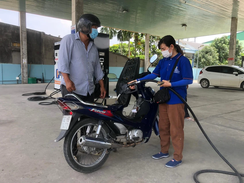 Công ty TNHH kinh doanh xăng dầu Á Đông Long An – TP Tân An hoạt động trong tình trạng thu bù lỗ. Ảnh: HUỲNH DU Công ty TNHH kinh doanh xăng dầu Á Đông Long An – TP Tân An hoạt động trong tình trạng thu bù lỗ. Ảnh: HUỲNH DU