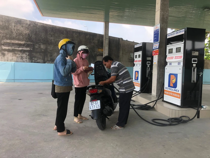 Nhiều cửa hàng kinh doanh vẫn hoạt động ổn định nhưng lượng bán nhỏ giọt. Ảnh: HUỲNH DU Nhiều cửa hàng kinh doanh vẫn hoạt động ổn định nhưng lượng bán nhỏ giọt. Ảnh: HUỲNH DU