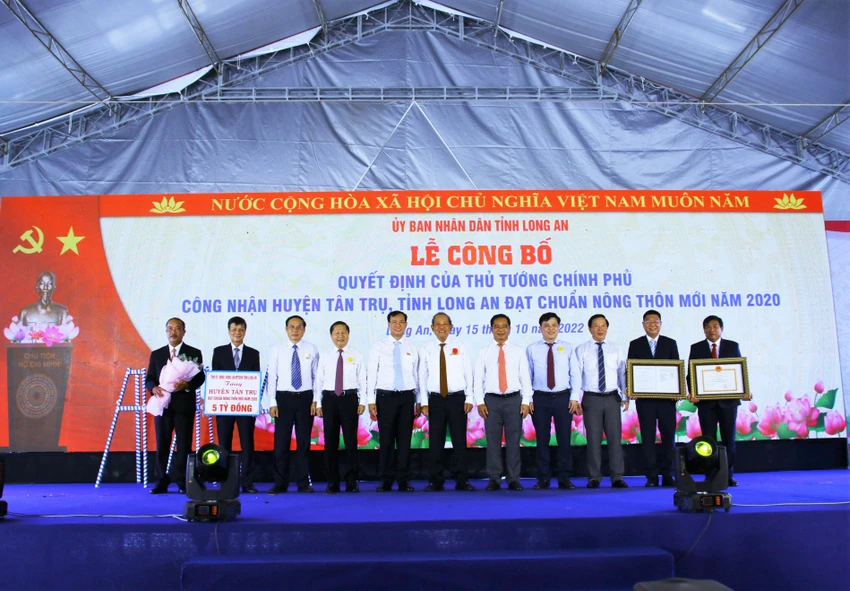 Huyện Tân Trụ được công nhận đạt chuẩn nông thôn mới. Ảnh: HUỲNH DU Huyện Tân Trụ được công nhận đạt chuẩn nông thôn mới. Ảnh: HUỲNH DU