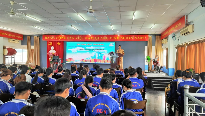 Các bộ Phòng Cảnh sát giao thông tỉnh Long An tuyên truyền về an toàn giao thông tại trường Đại học công nghiệp Long An. Ảnh: CTV Các bộ Phòng Cảnh sát giao thông tỉnh Long An tuyên truyền về an toàn giao thông tại trường Đại học công nghiệp Long An. Ảnh: CTV