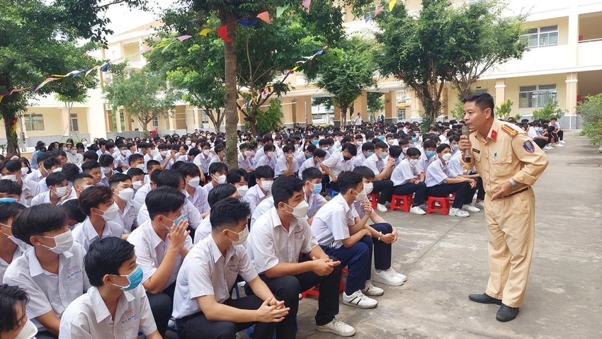 Cán bộ Đội Cảnh sát Giao thông Trật tự Công an Thành phố Tân An tuyên truyền Luật giao thông đường bộ cho học sinh trường Hùng Vương. Ảnh: CTV Cán bộ Đội Cảnh sát Giao thông Trật tự Công an Thành phố Tân An tuyên truyền Luật giao thông đường bộ cho học sinh trường Hùng Vương. Ảnh: CTV