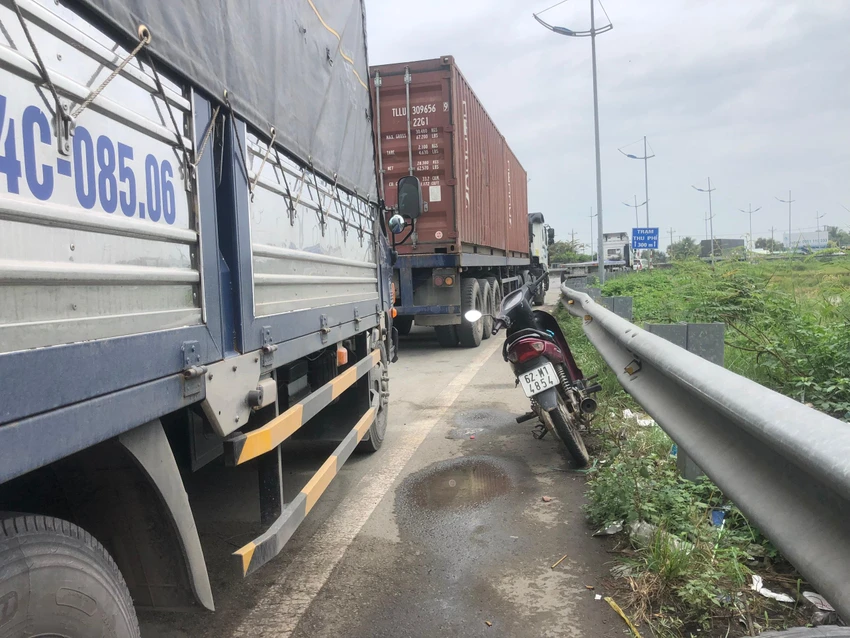 Các phương tiện đậu dọc theo tuyến đường dẫn vào cao tốc. Ảnh: HUỲNH DU Các phương tiện đậu dọc theo tuyến đường dẫn vào cao tốc. Ảnh: HUỲNH DU