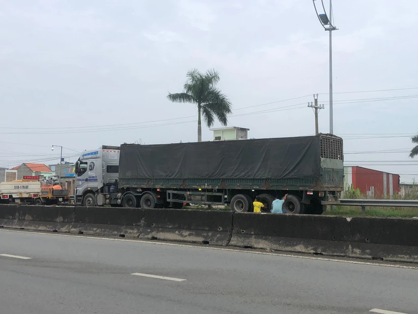 Nhiều phương tiện dừng đỗ không đúng quy định vẫn thường xuyên xảy ra. Ảnh: HUỲNH DU Nhiều phương tiện dừng đỗ không đúng quy định vẫn thường xuyên xảy ra. Ảnh: HUỲNH DU