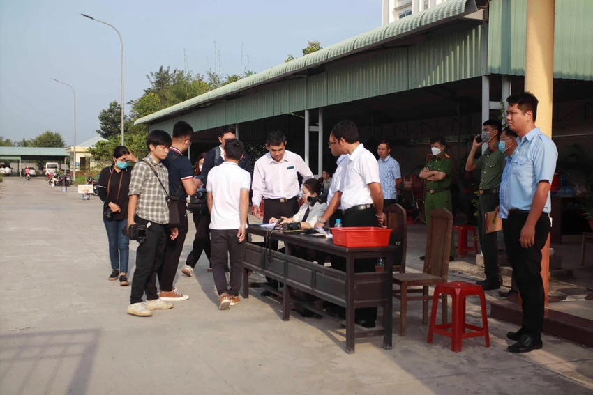 Các phóng viên xuất trình thẻ Nhà báo và được lực lượng an ninh kiểm tra trước khi vào tòa. Ảnh: HUỲNH DU Các phóng viên xuất trình thẻ Nhà báo và được lực lượng an ninh kiểm tra trước khi vào tòa. Ảnh: HUỲNH DU