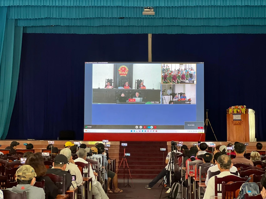 Người dân đến theo dõi qua màn hình lớn tại Trung tâm Văn hóa, Thông tin và Truyền thanh TP. Tân An. Ảnh :HUỲNH DU Người dân đến theo dõi qua màn hình lớn tại Trung tâm Văn hóa, Thông tin và Truyền thanh TP. Tân An. Ảnh :HUỲNH DU