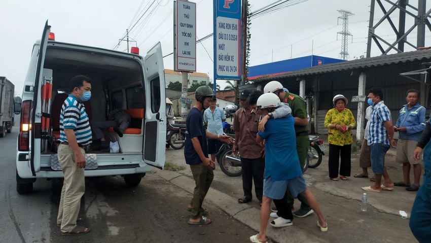 Anh Nguyễn Tấn Duy được lực lượng chức năng hỗ trợ đưa đi bệnh viện. Ảnh: LÊ DUY Anh Nguyễn Tấn Duy được lực lượng chức năng hỗ trợ đưa đi bệnh viện. Ảnh: LÊ DUY