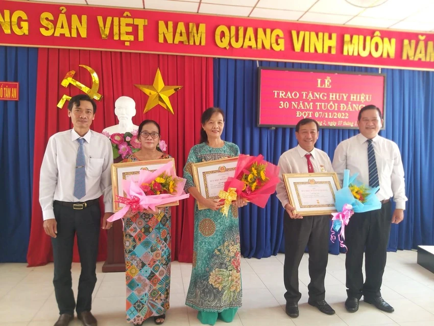 TP Tân An có 48 đảng viên được trao tặng huy hiệu 30-75 tuổi đảng trong đợt 7. Ảnh: CTV