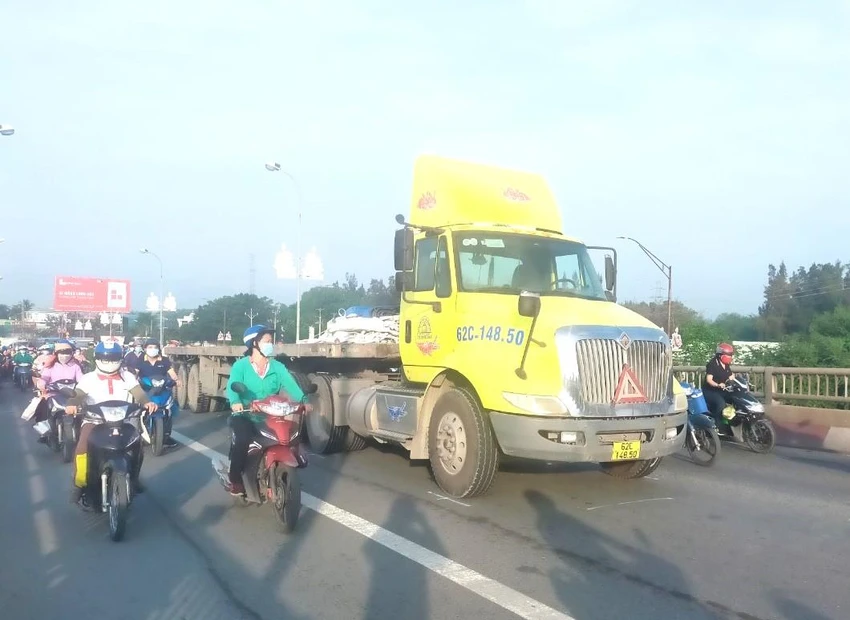 Hiện trường vụ tai nạn giao thông. Ảnh: CTV Va chạm với container 1 công nhân ở long an tử vong