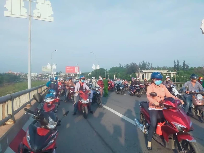 Các phương tiện bị ùn tắc sau khi vụ tai nạn xảy ra. Ảnh: CTV sau vụ tai nạn giao thông qua cầu bến lức ùn tắc