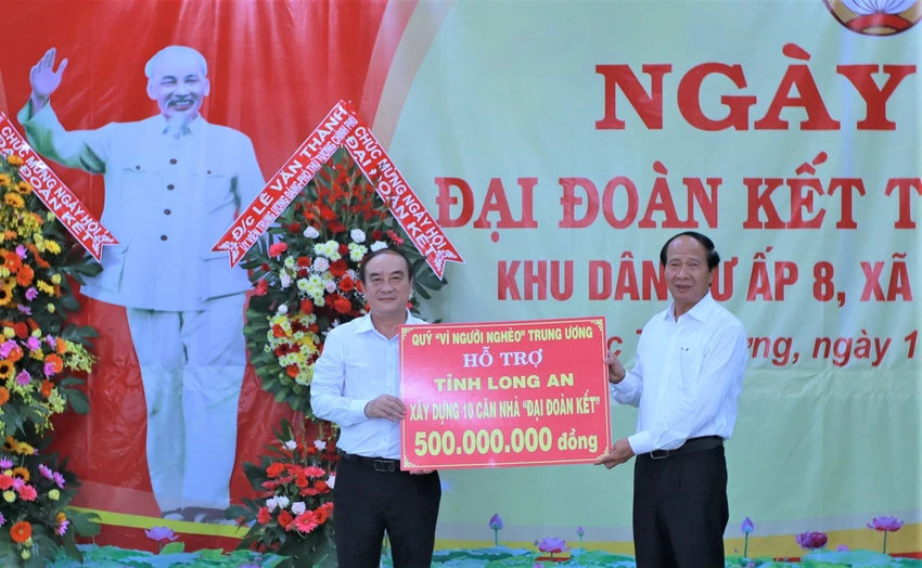 Phó Thủ tướng Lê Văn Thành trao tặng quỹ " Vì người nghèo" trung ương hỗ trợ Tỉnh Long An xây dựng 10 căn nhà " Đại đoàn kết". Ảnh: HUỲNH DU Phó Thủ tướng Lê Văn Thành trao tặng quỹ " Vì người nghèo" trung ương hỗ trợ Tỉnh Long An xây dựng 10 căn nhà " Đại đoàn kết". Ảnh: HUỲNH DU