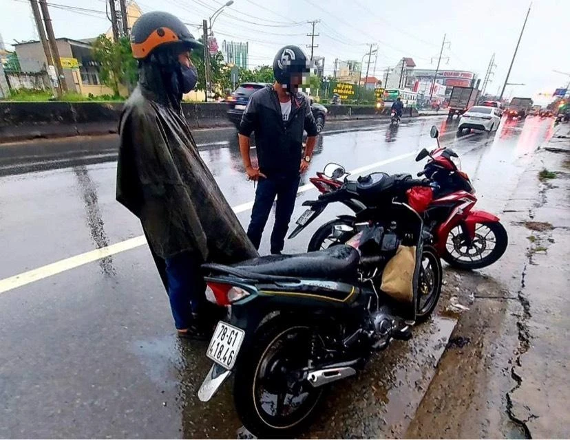 Lực lượng công an tạm giữ 2 xe máy của nhóm nghi phạm trộm cướp liên tỉnh. Ảnh: CTV Lực lượng công an tạm giữ 2 xe máy của nhóm nghi phạm trộm cướp liên tỉnh