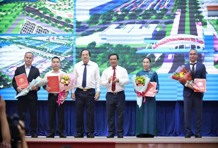 4 dự án được trao quyết định chủ trương đầu tư. Ảnh: HUỲNH DU 4 dự án được trao quyết định chủ trương đầu tư. Ảnh: HUỲNH DU