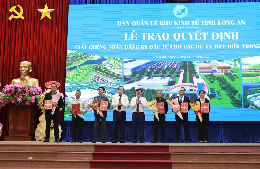6 dự án được trao giấy chứng nhận đăng ký đầu tư. Ảnh: HUỲNH DU 6 dự án được trao giấy chứng nhận đăng ký đầu tư. Ảnh: HUỲNH DU