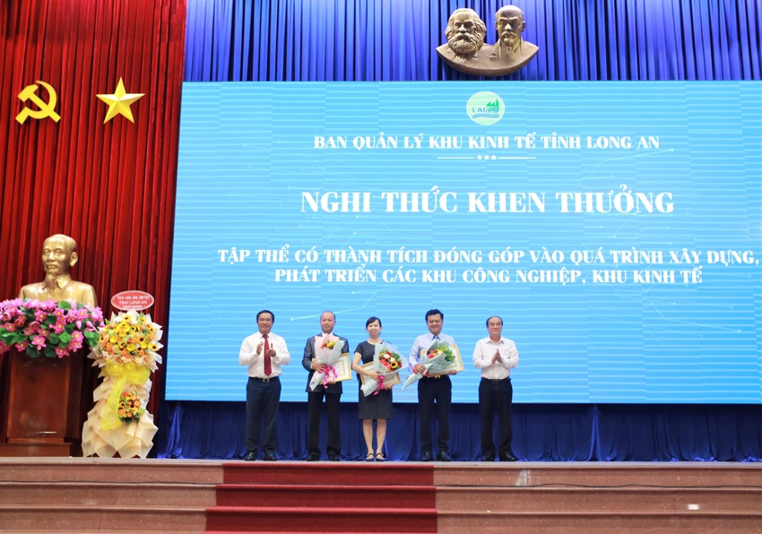 3 tập thể được Bộ Kế hoạch và Đầu tư tặng bằng khen. Ảnh: HUỲNH DU 3 tập thể được Bộ Kế hoạch và Đầu tư tặng bằng khen. Ảnh: HUỲNH DU
