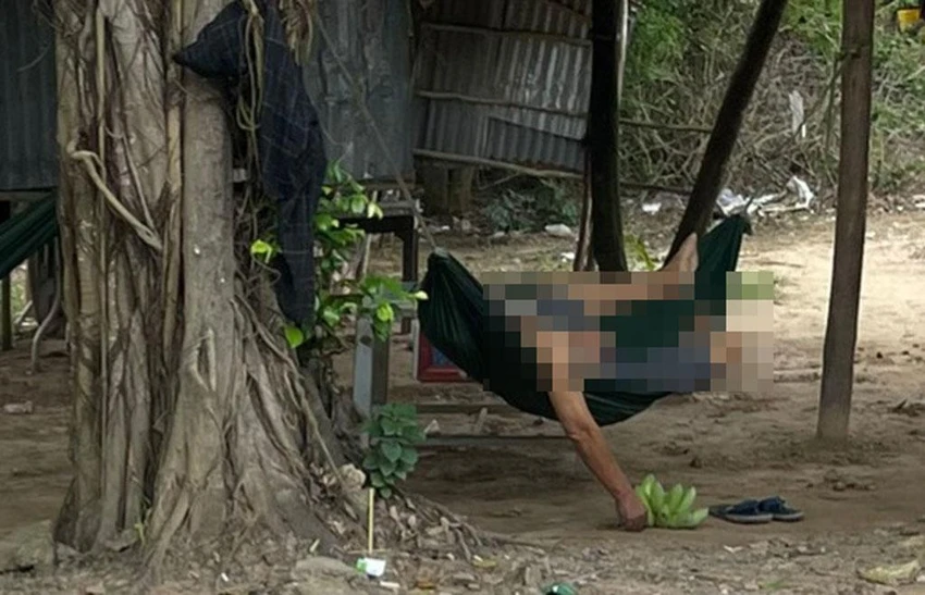 Thi thể người đàn ông chết trên võng dưới gốc cây xanh. Ảnh: CTV Thi thể người đàn ông chết trên võng dưới gốc cây xanh. Ảnh: CTV