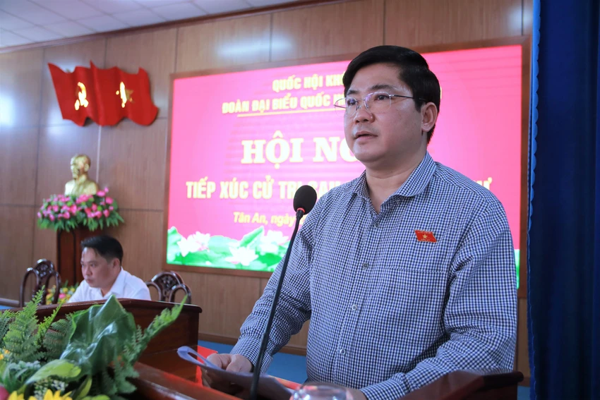 ĐBQH Nguyễn Tuấn Anh báo cáo tóm tắt kết quả kỳ họp thứ 4. Ảnh: HUỲNH DU tiep-xuc-cu-tri-long-an