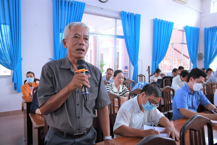 Cử tri Phạm Mạnh Thắng có những ý kiến về quy hoạch treo. Ảnh: HUỲNH DU tiep-xuc-cu-tri-long-an