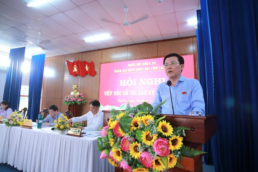 Đại biểu Nguyễn Thanh Hải, Phó Bí thư Thường trực Tỉnh ủy, ghi nhận những ý kiến của cử tri. Ảnh: HUỲNH DU tiep-xuc-cu-tri-long-an