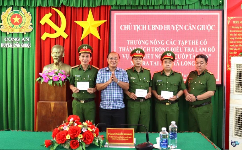 Ông Nguyễn Anh Đức, Chủ tịch UBND huyện trao thưởng cho tập thể và cá nhân có thành tích xuất sắc trong công tác điều tra phá án nhanh. Ảnh: THÀNH PHÁT