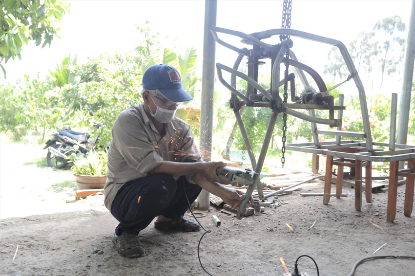 Ngựa sắt được làm từ 2 đến 3 tháng để hoàn thiện. Ảnh: HUỲNH DU Lão nông chế tạo ngựa sắt ở Long An