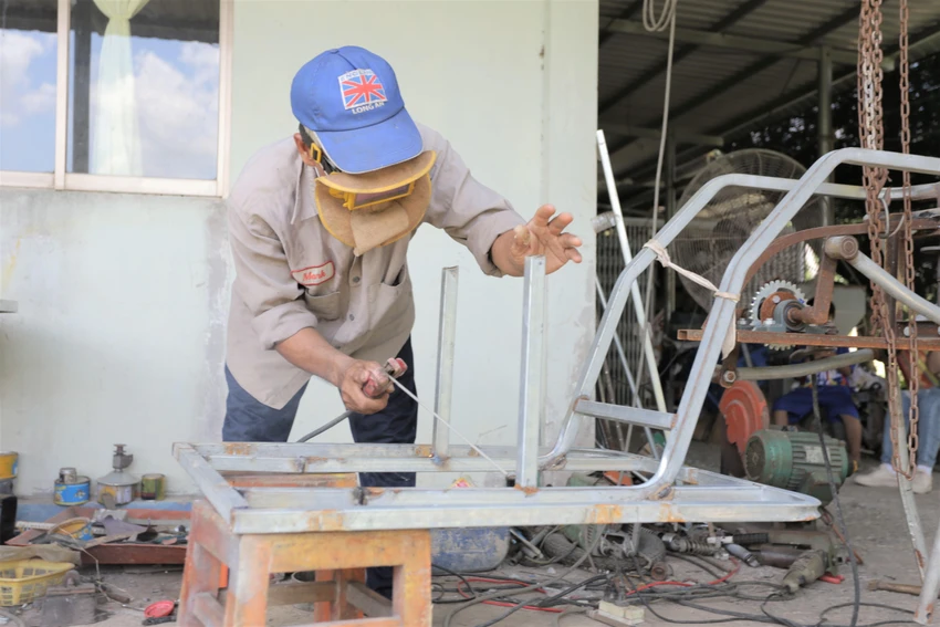 Ông Trần Trọng Đức đang chế tạo ngựa sắt. Ảnh: HUỲNH DU Ông Trần Trọng Đức đang chế tạo ngựa sắt. Ảnh: HUỲNH DU