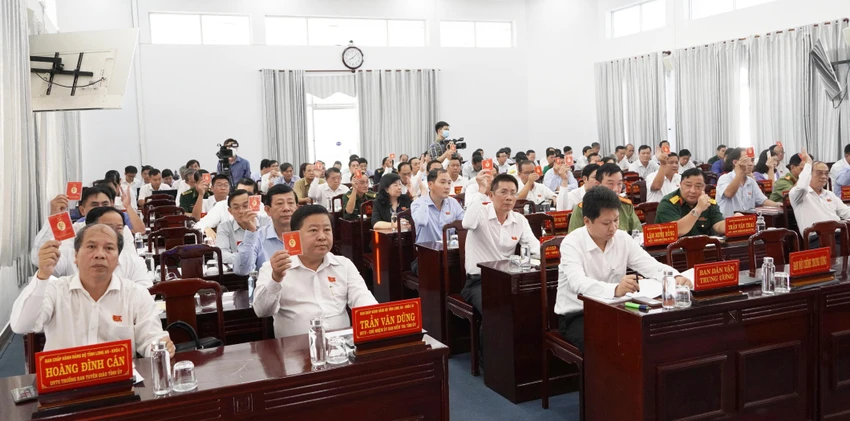 Đại biểu biểu quyết thông qua chương trình hội nghị. Ảnh: HUỲNH DU Đại biểu biểu quyết thông qua chương trình hội nghị. Ảnh: HUỲNH DU