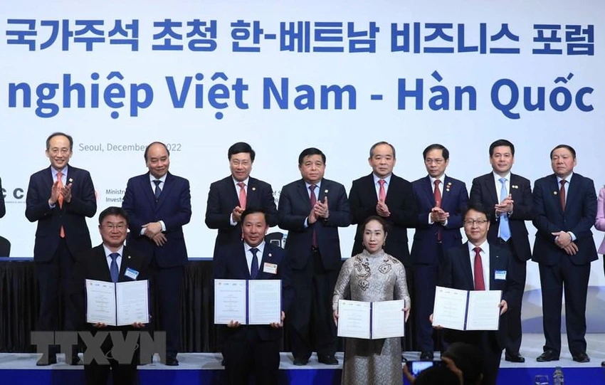 Chủ tịch nước Nguyễn Xuân Phúc chứng kiến lễ trao biên bản hợp tác giữa các doanh nghiệp hai nước. Ảnh: TTXVN