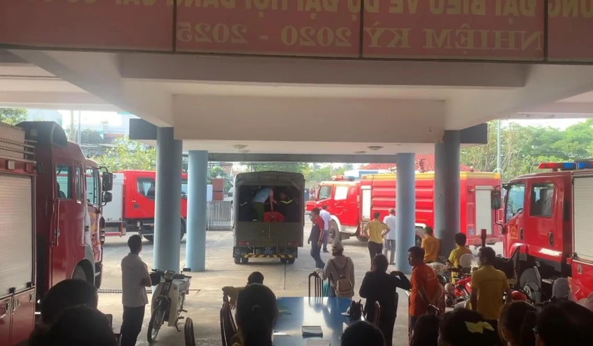 Lực lượng chức năng vẫn tiếp tục tìm kiếm nạn nhân. Ảnh: CTV Lực lượng chức năng vẫn tiếp tục tìm kiếm nạn nhân. Ảnh: CTV