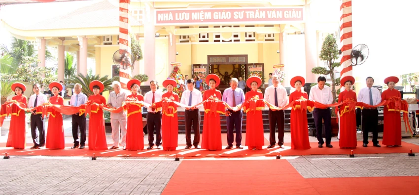 Các đại biểu cắt băng khánh thành Nhà lưu niệm Giáo sư Trần Văn Giàu. Ảnh: HUỲNH DU Các đại biểu cắt băng khánh thành Nhà lưu niệm Giáo sư Trần Văn Giàu. Ảnh: HUỲNH DU
