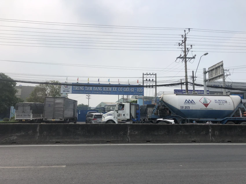Hàng trăm tài xế từ TP.HCM, Tiền Giang xếp hàng trên quốc lộ 1, chờ vào Trung tâm đăng kiểm xe cơ giới 62-02D. Ảnh: HUỲNH DU Hàng trăm tài xế từ TP.HCM, Tiền Giang xếp hàng trên quốc lộ 1, chờ vào Trung tâm đăng kiểm xe cơ giới 62-02D. Ảnh: HUỲNH DU