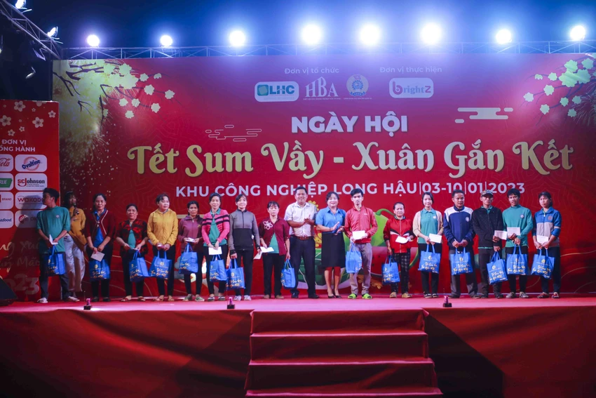 200 phần quà được trao tặng ngày hội Tết Sum vầy - Xuân gắn kết. Ảnh: HUỲNH DU 200 phần quà được trao tặng ngày hội Tết Sum vầy - Xuân gắn kết
