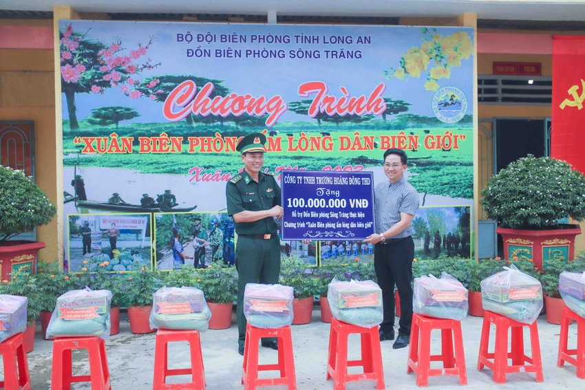 Trung Tá Nguyễn Văn Hội - Đồn trưởng Đồn biên phòng Sông Trăng đón nhận phần quà của nhà tài trợ trong chương trình "Xuân Biên phòng ấm lòng dân biên giới". Ảnh: HUỲNH DU Xuân biên phòng ấm lòng dân biên giới” ở Long An