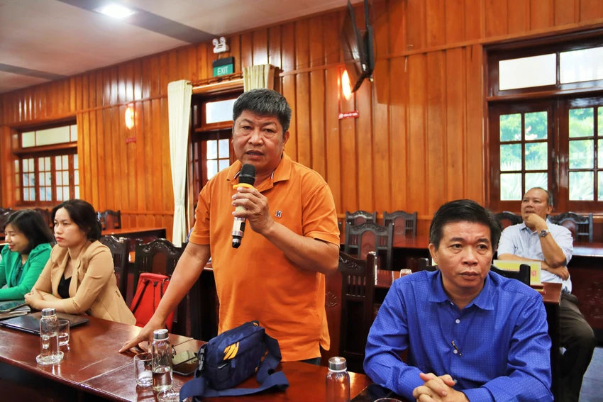 Phóng viên Báo, Đài trao đổi thông tin với lãnh đạo các Sở, ngành, địa phương tỉnh Long An. Ảnh: HUỲNH DU Phóng viên Báo, Đài trao đổi thông tin với lãnh đạo các Sở, ngành, địa phương tỉnh Long An. Ảnh: HUỲNH DU