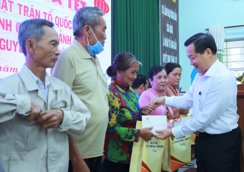 Phó Thủ tướng Lê Minh Khái tặng quà người nghèo ở huyện Bến Lức. Ảnh: HUỲNH DU Phó Thủ tướng Lê Minh Khái tặng quà người nghèo ở huyện Bến Lức. Ảnh: HUỲNH DU
